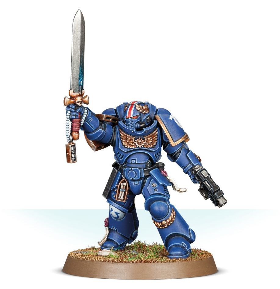 Warhammer 40,000: Space Marine Primaris Lieutenant w/Power Sword